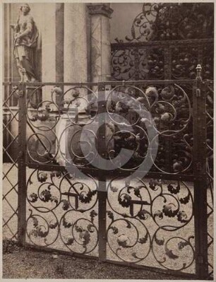 Ziergitter an der Grabkapelle Glafey (Franz) auf dem Gnadenfriedhof Hirschberg