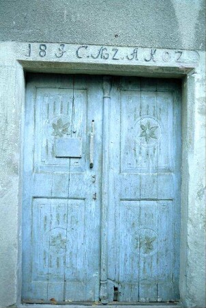 schöne alte Haustür mit Verzierung und Holzklopfer; Initialen und Jahreszahl 1802