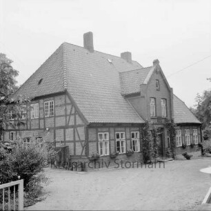 Pastorat: Matthias-Claudius-Straße: Matthias-Claudius-Geburtsstätte (Nachfolgebau von Geburtshaus des Dichters Matthias Claudius): über Eingangstür Gedenktafel: im Vordergrund Einfahrt mit geöffnetem Tor