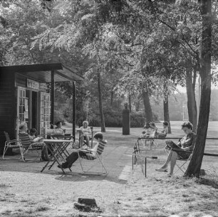 Leser in Parkbücherei im Bürgerpark Pankow, 1967. SW-Foto © Kurt Schwarz.