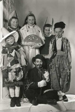 Kindergruppe im Faschingskostüm in Roßwein, 1953