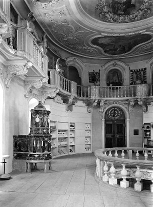 Füssen (Ostallgäu). Ehemaliges Benediktinerkloster Sankt Mang. Bibliothek (1701/1722; J. J. Herkommer, F. Bernardini, A. Sturm). Innenansicht