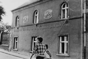 Paar vor einem Gebäude