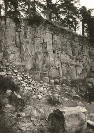 Schafberg bei Baruth. Südlicher Bruch. Verwitterungsspalten und Hakenwerfen des Deckenbasalts