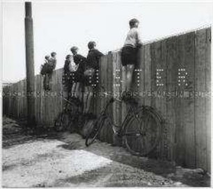Jungen beobachten die Flugzeuge der Luftbrücke während der Berlin-Blockade