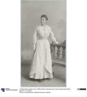 Frau in Reformkleid, Internationale Kunstausstellung Dresden