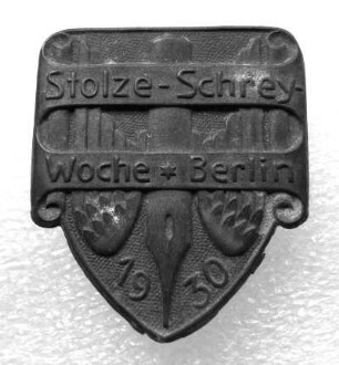 Ereignisabzeichen anlässlich der Stolze-Schrey-Woche in Berlin 1930 (mit Broschennadel) : Sammlung Beinhorn. Ereignisabzeichen anlässlich der Stolze-Schrey-Woche in Berlin 1930 (Wappenschild mit geflügelter Feder und Inschrift "Stolze-Schrey-Woche Berlin 1930", mit Broschennadel). Metall; Maße 33,5 x 28,5 mm (1930). Dresden: SLUB R c 0270