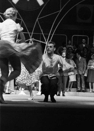 Szenenbilder aus "Messeschlager Gisela", Operette von Gerd Natschinski. Metropol-Theater Berlin, Oktober 1960