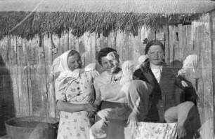 Zweiter Weltkrieg. Zur Einquartierung. Sowjetunion. Drei Dorfbewohnerinnen vor einer Bauernhütte