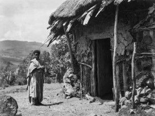 Frau der Amhara : Amharen-Frau vor ihrer Hütte
