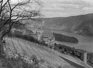 Burg Stahleck von Süden, im Hintergrund Heyles'en Werth/Bacharacher Werth