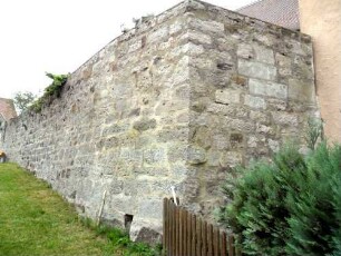 Kirchhofmauer im Süden mit Kirchhofmauer (Wehrgang mit Steinbrüstung und Schießscharten im 19 Jh abgetragen) im Verlauf