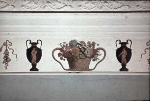 Gliederung mit floralen Motiven und antiken Vasen