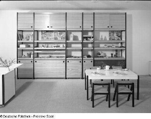 Anbauwand : Kindergartenmöbel (1974; Hochschule für Kunst und Design Halle (Burg Giebichenstein)). Anbauwand und Tisch mit Stühlen