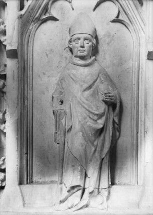 Grabmal der heiligen Ludmilla von Prag — Südliche Längsseite der Tumba — Heiliger Bischof
