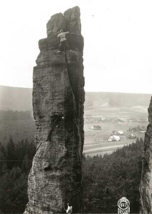 Böhmische Schweiz ( České Švýcarsko), Eiland (Ostrov). Emporturm (Vztyčená věž). Seilschaft Karl Ullrich am AKV-Weg (Ostweg, VIIa)