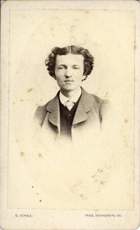 Fotografisches Frontalporträt eines jungen Mannes