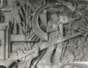 Reliefwand "Traditionen der revolutionären Arbeiterbewegung" : Reliefwand "Traditionen der revolutionären Arbeiterbewegung". Beton (1973; R. Sitte, H. Peschel, E. Ponndorf, V.Wanitschke). Lenin und Hand mit Gewehr. Halle, Leipziger Straße, Landesinstitut für Lehrerfortbildung