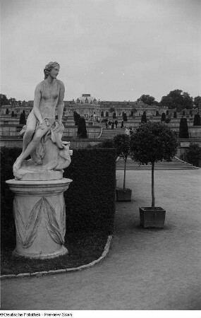 Gartenseite des Schlosses Sanssouci mit einer Skulptur im Vordergrund