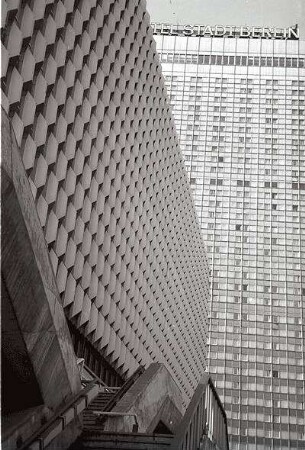 Berlin: Ost; Fassade Warenhaus Zentrum und Interhotel
