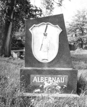 Albernau (Zschorlau-Albernau). Stein mit Ortsnamen und Ortswappen am Ortseingang aus dem Tal der Zwickauer Mulde