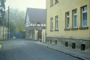 alte Dorfstraße (der Ort hat im alten Grundriss Sackgassenform; rechts Gebäude des alten Gutes