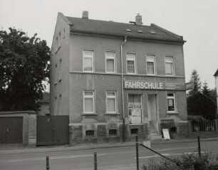 Wohnhaus mit Laden (Fahrschule)