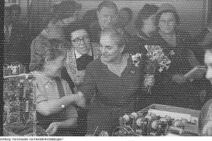 Richter des Kreises Dresden: Heinz Strauß, Ottendorf, Ursula Liske, Somt, Geyer und Kutsche (Freie Deutsche Jugend (FDJ)), Gäde, Melkermeister aus Dittersbach, Lotte Ulbricht zu Besuch im VEB Rafena-Werke Radeberg, Ursula Kaiser, Arbeiterin im VEB Rafena-Werke Radeberg, mit Familie, Jürgen Diettrich, geboren am 8. Mai 1945, u.a., Januar-April 1961