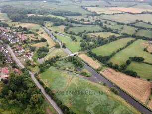Hamberge: Luftbild Richtung Süden: mittig Trave und Ziegeleiweg, links Bundesstraße 75 (Hamburger Straße)