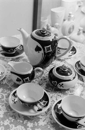 Präsentation von Porzellan, Kaffeeservice mit Skatmotiven