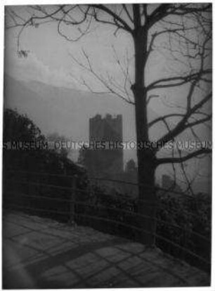 Turmruine im Gebirge