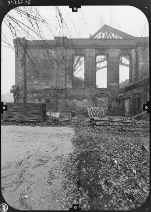 Dresden-Südvorstadt, Nürnberger Straße / Hohe Straße. Ruine der Zionskirche (1908-1912, R. Schilling, J. W. Gräbner; Zerstörung 1945, als Lapidarium genutzt). Blick durch die Fensteröffnungen gegen das Stahltragwerk
