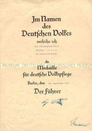 Urkunde über die Verleihung der Medaille für deutsche Volkspflege an die DRK-Haupthelferin Johanna Esser mit gedruckter Unterschrift Hitlers