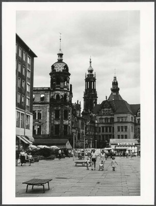 Blick von der Schlosstraße auf die Ruine des Residenzschlosses und den Turm der Hofkirche