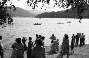 Titisee: Menschen am See; im Herbstlaub