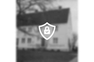 Drosselweg: Wohnblock der Gemeinnützigen Wohnstättengenossenschaft eG Bad Oldesloe: davor Grünanlage: links Baum