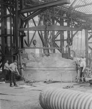 Schweißen einer Wasserkammer : Technikgeschichte | Technologie | Eisen und Stahl | Gasschweißerei und Wellrohrfabrikation