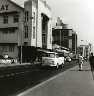 Lagos, Nigeria. Straßenansicht mit modernen Bauten