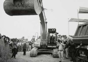 Offizieller Baubeginn für die Bundesautobahn 17 am 21.08.1998 am künftigen Autobahndreieck Dresden-West. "Erster Baggerbiss", ausgeführt von Matthias Wissmann, Bundesminister für Verkehr : Dresden. Offizieller Baubeginn für die Bundesautobahn 17 am 21.08.1998 am künftigen Autobahndreieck Dresden-West. "Erster Baggerbiss", ausgeführt von Matthias Wissmann, Bundesminister für Verkehr