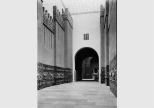 Aufstellung des Vorderasiatischen Museums im Pergamonmuseum, Prozessionsstraße mit Blick zum Ischtar-Tor