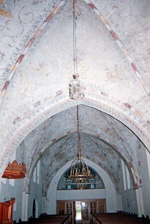 Hauptstraße 59: evangelische Kirche: Innenansicht: Blick durch Kirchenschiff: Kreuzrippengewölbe mit Deckenmalereien, Deckenleuchter, vorne links Kanzel, unten Kirchenbänke, hinten Eingang, darüber Empore mit Orgel: 28. April 1994