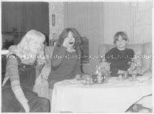 Mädchen beim Teetrinken (Altersgruppe 14-17)