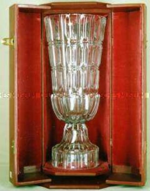 Kristallpokal in Kassette