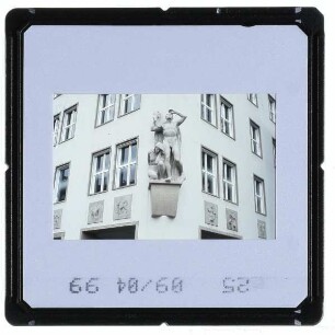 Jena, Bau 36/Ernst-Abbé-Hochhaus : Plastik „Durch Nacht zum Licht“