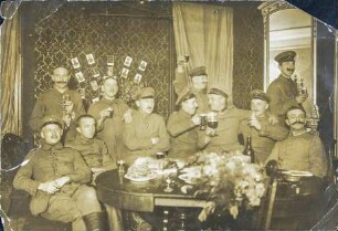 [Feiernde Soldaten]