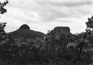 Felsformation : Blick auf zwei Tafelberge.