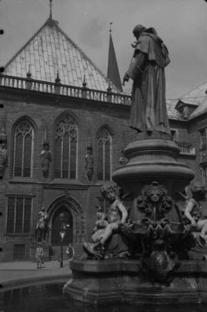 Bremen: Rathaus, Ostseite und Brunnen