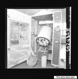 Aktivierungseinrichtung M2801, geöffnet mit Zubehör, Foto 1984