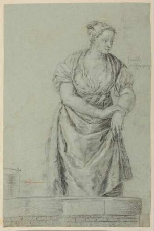 Stehende Frau hinter Mauer, nach rechts gewandt