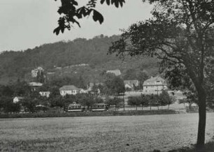 Hosterwitz (Dresden-Hosterwitz). Blick über die Pillnitzer Straße mit Straßenbahn nach Nordnordost